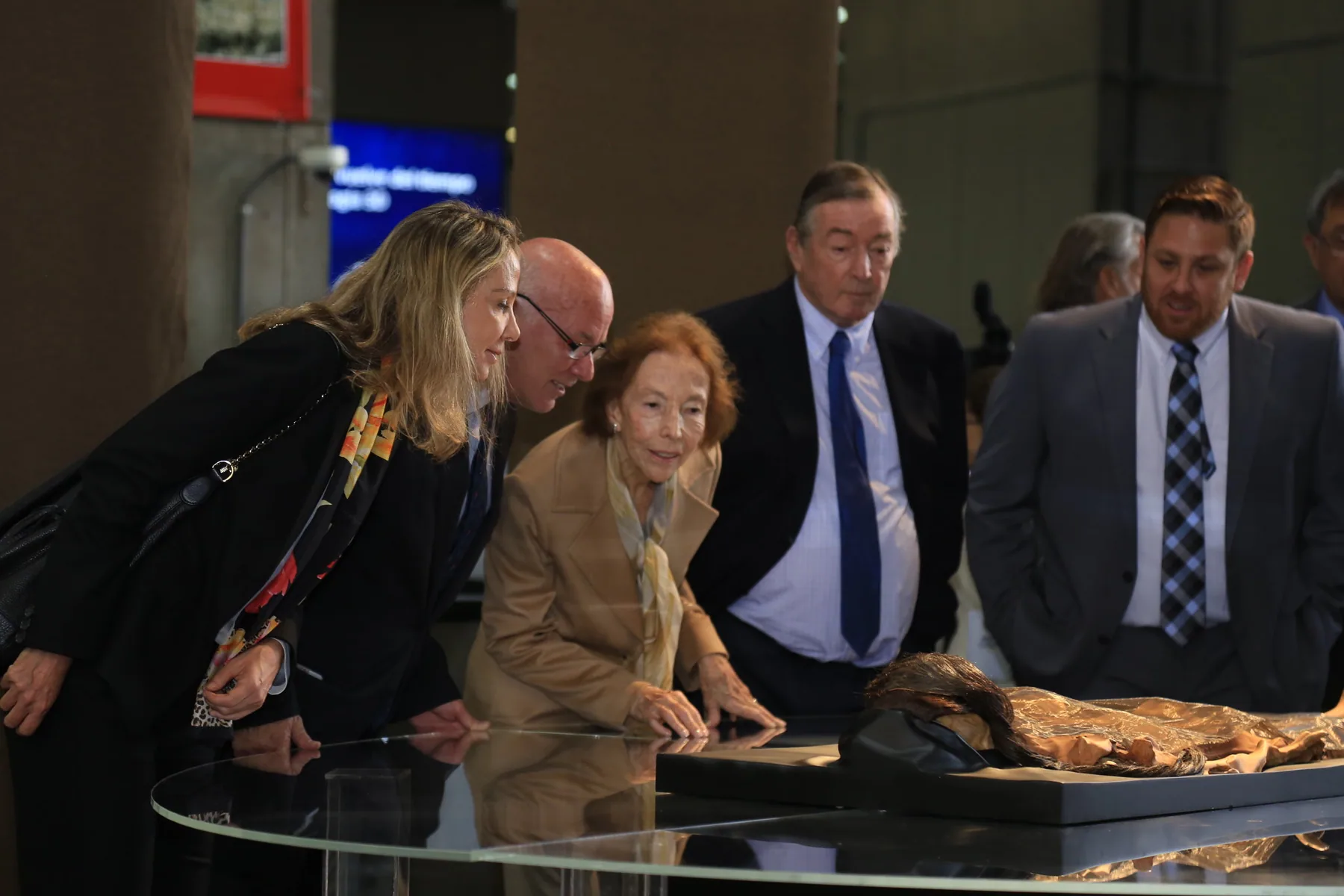 Autoridades frente a la momia