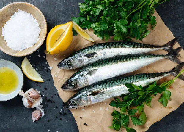 Caballas frescas con limón, sal y perejil