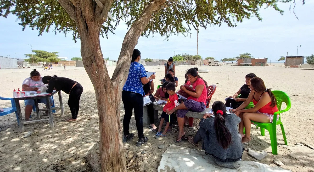 Actividad con familias bajo un árbol