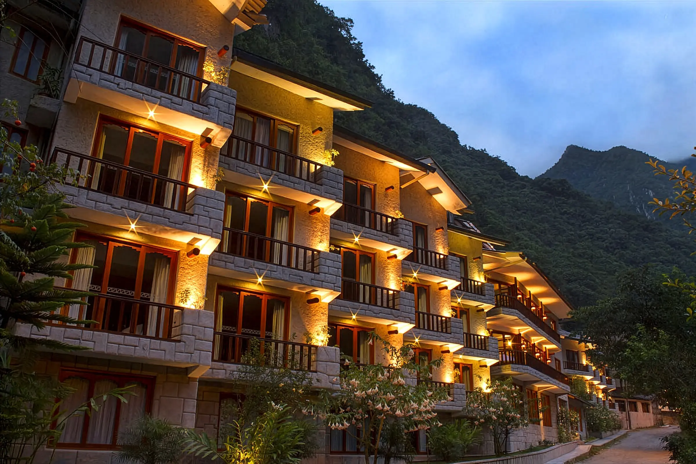 Fachada iluminada de Sumaq Machu Picchu Hotel al anochecer