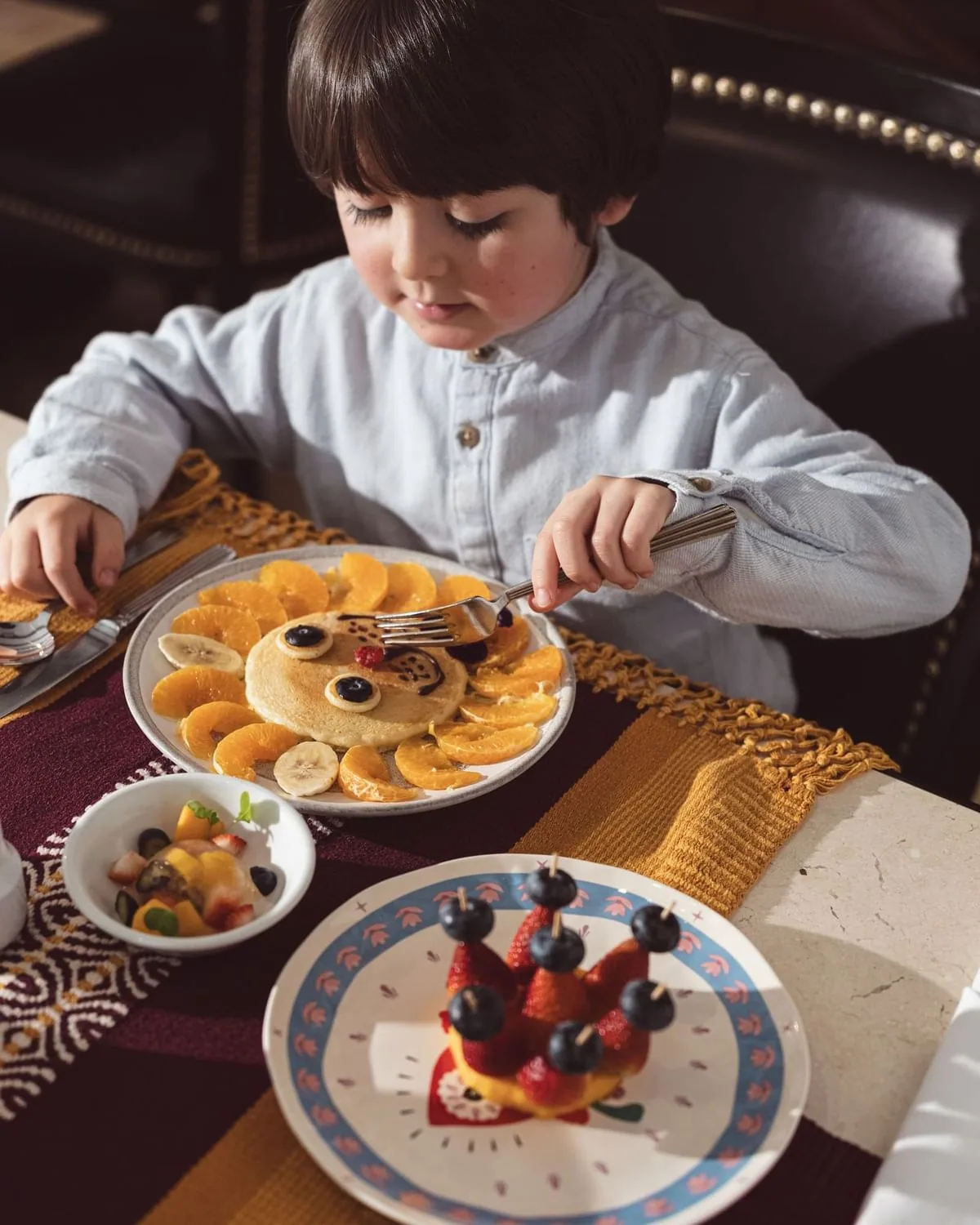Niño desayunando en el hotel
